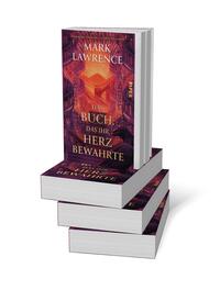 Bücherstapel des Buches „Das Buch, das ihr Herz bewahrte“