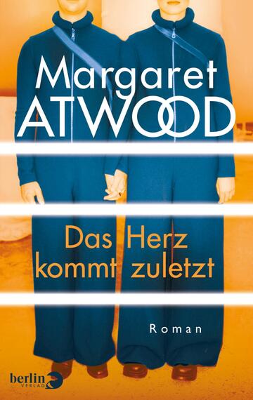 Das Buchcover zeigt zwei Personen in identischen blauen Anzügen, die eng nebeneinander stehen und sich an den Händen halten. Der Hintergrund ist warm in Orange-Tönen gehalten, was eine kontrastreiche Atmosphäre erzeugt. Der Titel „Das Herz kommt zuletzt“ steht in großer, weißer Schrift und ist deutlich lesbar, während der Autor:innenname „Margaret Atwood“ in einer eleganten Schriftart oben platziert ist. Der Untertitel „Roman“ befindet sich am unteren Rand.