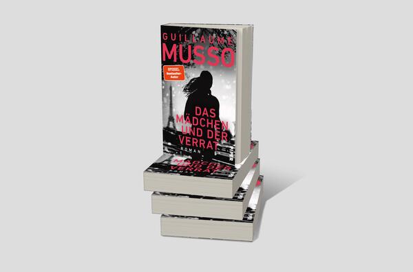 Bücherstapel des Buches „Das Mädchen und der Verrat“