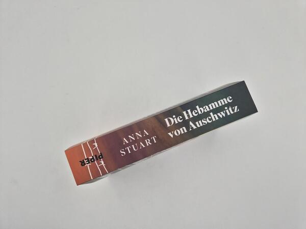 Außenansicht des Buches „Die Hebamme von Auschwitz“