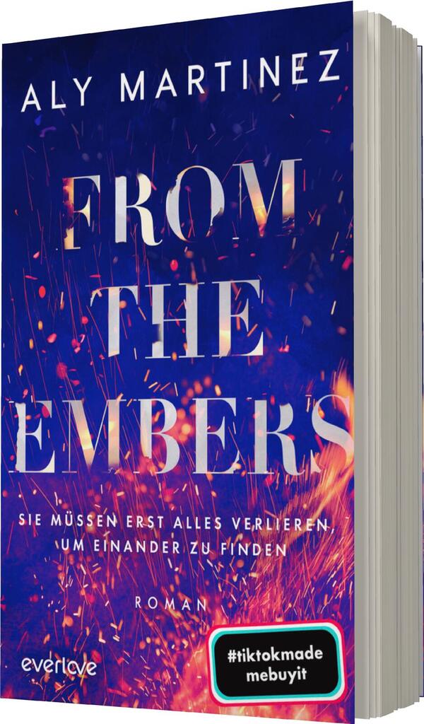 Das Buchcover zeigt einen dramatischen Farbverlauf von tiefem Blau zu Orange und Rot, der an glühende Kohlen erinnert. In großen, glänzenden Buchstaben steht der Titel „FROM THE EMBERS“ prominent in der Mitte. Darunter ist der Untertitel „Sie müssen erst alles verlieren, um einander zu finden“ in klarer, weißer Schrift zu lesen. Der Name der Autorin, Aly Martinez, befindet sich oben links. Ein kleiner schwarzer Button am unteren Rand zeigt den Text „#tiktokmade mebuyit“.