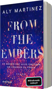 Das Buchcover zeigt einen dramatischen Farbverlauf von tiefem Blau zu Orange und Rot, der an glühende Kohlen erinnert. In großen, glänzenden Buchstaben steht der Titel „FROM THE EMBERS“ prominent in der Mitte. Darunter ist der Untertitel „Sie müssen erst alles verlieren, um einander zu finden“ in klarer, weißer Schrift zu lesen. Der Name der Autorin, Aly Martinez, befindet sich oben links. Ein kleiner schwarzer Button am unteren Rand zeigt den Text „#tiktokmade mebuyit“.