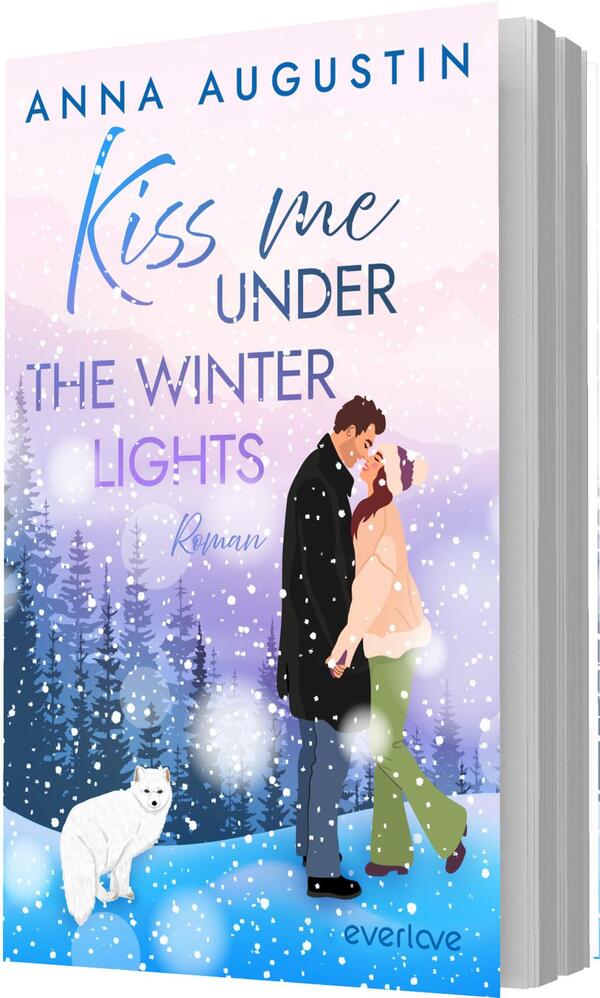 Das Buchcover zeigt eine verschneite Winterlandschaft mit violett-rosa Himmel und dunklen Tannen, durch fallenden Schnee belebt. Im Vordergrund stehen ein Mann in schwarzem Mantel und eine Frau in hellem Mantel und grünen Hosen, die sich küssen. Unten links ein weißer Fuchs. Oben der Autorenname „Anna Augustin“ in blauen Großbuchstaben, der Titel „Kiss me“ in großer blau geschwungener Handschrift, „THE WINTER LIGHTS“ in lilafarbenen Versalien; darunter klein „Roman“.