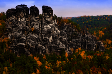 Elbsandsteingebirge: Felsgipfel inmitten von bunten Bäumen