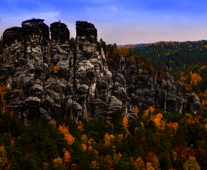 Elbsandsteingebirge: Felsgipfel inmitten von bunten Bäumen