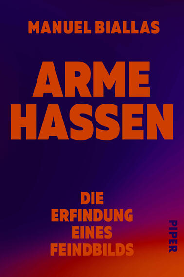 Das Buchcover zeigt einen dunkelviolett bis orange verlaufenden Hintergrund. Oben steht in großen orangefarbenen Großbuchstaben der Autorname „Manuel Biallas“. Zentral dominant der Titel in sehr großen, fetten orangefarbenen Großbuchstaben: „ARME HASSEN“. Unterhalb in kleineren, ebenfalls orangefarbenen Großbuchstaben der Untertitel „Die Erfindung eines Feindbilds“. Stimmung: kontrastreich, eindringlich.