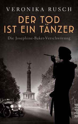 Das Buchcover zeigt eine düstere, atmosphärische Szenerie mit einem stilisierten Hintergrund, der eine monumentale Säule und ein altes Auto umfasst. Im Vordergrund ist die Silhouette einer weiblichen Figur zu sehen, die mit einem Hut und einem Mikrofon in der Hand steht. Die Farbpalette ist in Schwarz- und Grautönen gehalten, wobei der Titel „DER TOD IST EIN TÄNZER“ und der Untertitel „Die Josephine-Baker-Verschwörung“ in einem kontrastierenden Orange hervorgehoben sind. Der Schriftzug „Veronika Rusch“ steht am oberen Rand in weißer Schrift.