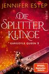 Das Buchcover zeigt einen eindrucksvollen, rot-blauen Farbhintergrund mit glitzernden Lichteffekten, die eine magische Atmosphäre erzeugen. In der oberen Mitte steht der Titel „Die Splitterklinge“ in eleganter, geschwungener Schrift in Weiß. Darunter ist der Untertitel „Gargoyle Queen 3“ platziert. In der unteren Bildhälfte ist ein kunstvoll gestaltetes Schwert zu sehen, dessen Griff mit Verzierungen versehen ist. Der Name der Autorin, Jennifer Estep, ist ebenfalls prominent platziert.
