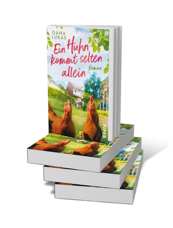 Bücherstapel des Buches „Ein Huhn kommt selten allein“