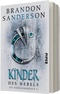 Das Buchcover zeigt ein silbernes, metallisches, patiniertes, halbmondähnliches Symbol mit türkisgrünen Schmuckeinlagen vor einer rauen, nebeligen Grau-Weiß-Struktur. Oben steht der Autorenname Brandon Sanderson in seriöser Großschrift, unten der Titel Kinder des Nebels in verzierter, türkisfarbener Schrift, gefolgt von der Unterzeile Die Nebelgeborenen 1. Die Wirkung ist kühl, mystisch und leicht ornamenthaft.