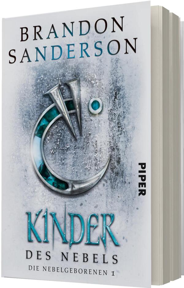 Das Buchcover zeigt ein silbernes, metallisches, patiniertes, halbmondähnliches Symbol mit türkisgrünen Schmuckeinlagen vor einer rauen, nebeligen Grau-Weiß-Struktur. Oben steht der Autorenname Brandon Sanderson in seriöser Großschrift, unten der Titel Kinder des Nebels in verzierter, türkisfarbener Schrift, gefolgt von der Unterzeile Die Nebelgeborenen 1. Die Wirkung ist kühl, mystisch und leicht ornamenthaft.