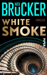 Das Buchcover zeigt eine spiralförmige Treppe von oben fotografiert, die sich ins Dunkel senkt; oben dominieren ein schwarzer Hintergrund und großformatige türkisfarbene Autorennamen „Nick Brucker“, darunter der goldene Schriftzug „WHITE SMOKE“ und klein das Wort „THRILLER“. Farben: Schwarz, Türkis, Gold und braune Stufen. Atmosphärisch wirkt das Cover düster, gespannt und geheimnisvoll. Verlagslogo nicht beschrieben.