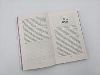 Außenansicht des Buches „All the Tides of Fate“