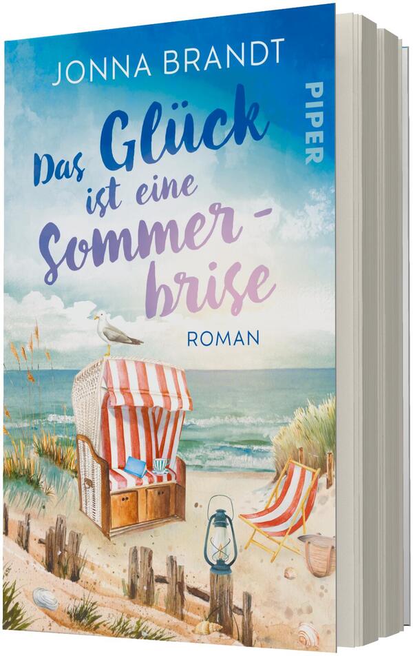 Das Buchcover zeigt eine idyllische Strandlandschaft mit hellem Sand, Dünen mit Gras, Meer und blauem Himmel. Im Vordergrund ein rot-weiß gestreifter Strandkorb, ein rot-weiß gestreifter Liegestuhl, Laterne und eine Möwe auf der Korblehne. Der Titel „Das Glück ist eine Sommerbrise“ steht groß in blauer bis lavendelfarbener, kalligrafischer Schrift; oben der Autorname „Jonna Brandt“, unten kleingedruckt „Roman“.