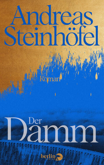 Das Buchcover zeigt den Namen des Autors „Andreas Steinhöfel“ groß in blauer Serifen-Typografie auf goldenem Hintergrund oben; darunter ein abstraktes, verlaufendes Farbfeld in kräftigem Blau, das in Pinselstrichen ansteigt. Mittig klein das Wort „Roman“ in Gold. Unten groß der Titel „Der Damm“ in heller Serifenschrift auf dunklerer blauer Fläche; Urheberangabe fehlt.