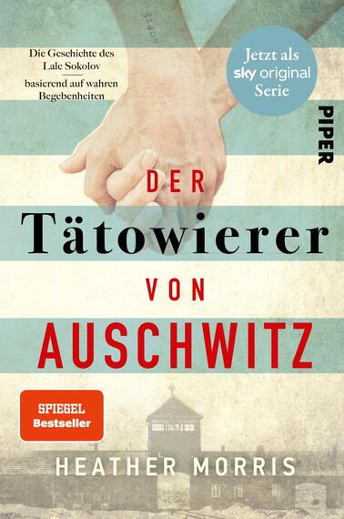 Das Buchcover zeigt ein emotionales Motiv mit zwei Händen, die einander halten, vor einem Hintergrund in sanften Farben, der an Streifen erinnert. Der Titel „Der Tätowierer von Auschwitz“ ist in großer, schwarzer Schrift platziert, während der Untertitel in Röter Schrift unterhalb steht. In der oberen Ecke weist ein blauer Kreis auf die Verfügbarkeit als Serie hin. Der Autorname „Heather Morris“ befindet sich am unteren Rand, und das Wort „SPIEGEL Bestseller“ ist in einem roten Rechteck hervorgehoben.