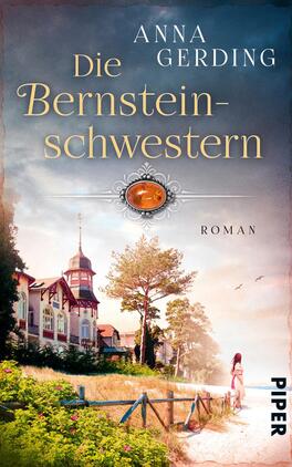 Das Buchcover zeigt eine malerische Küstenlandschaft mit einem historischen, stilvollen Gebäude im Vordergrund. Die Farben sind warm mit sanften Gelb- und Blautönen, die eine einladende Atmosphäre schaffen. Der Titel „Die Bernsteinschwestern“ ist in eleganter, goldener Typografie mittig platziert, während der Autorenname „Anna Gerding“ darüber steht. Ein bernsteinfarbener Stein ist im Design integriert, was symbolisch für den Inhalt des Romans stehen könnte. Am unteren Rand befindet sich der Vermerk „Roman“.