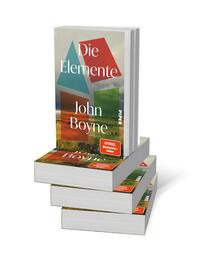 Bücherstapel des Buches „Die Elemente“