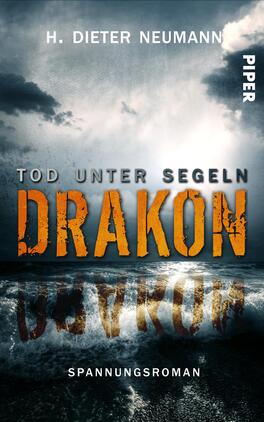 Das Buchcover zeigt stürmische Wolken über einem unruhigen Meer, dessen Wellen reflektierend die düstere Atmosphäre verstärken. In der Mitte des Covers befindet sich der Titel „DRAKON“ in großen, orangefarbenen Buchstaben, die durch den Kontrast zum dunklen Hintergrund hervortreten. Darunter steht „TOD UNTER SEGELN“ in kleinerer, grauer Schrift. Der Autor H. Dieter Neumann wird oben in weißer Schrift erwähnt, während das Verlagslogo „PIPER“ in der oberen rechten Ecke platziert ist. Die Gesamtgestaltung vermittelt Spannung und Dramatik.