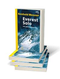 Bücherstapel des Buches „Everest solo“