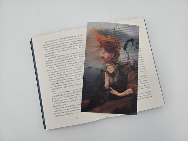 Außenansicht des Buches „Her Dark Power“