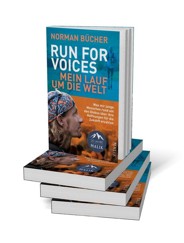 Bücherstapel des Buches „Run for Voices – Mein Lauf um die Welt“