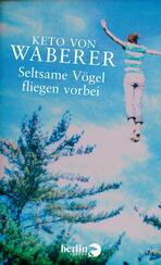 Seltsame Vögel fliegen vorbei