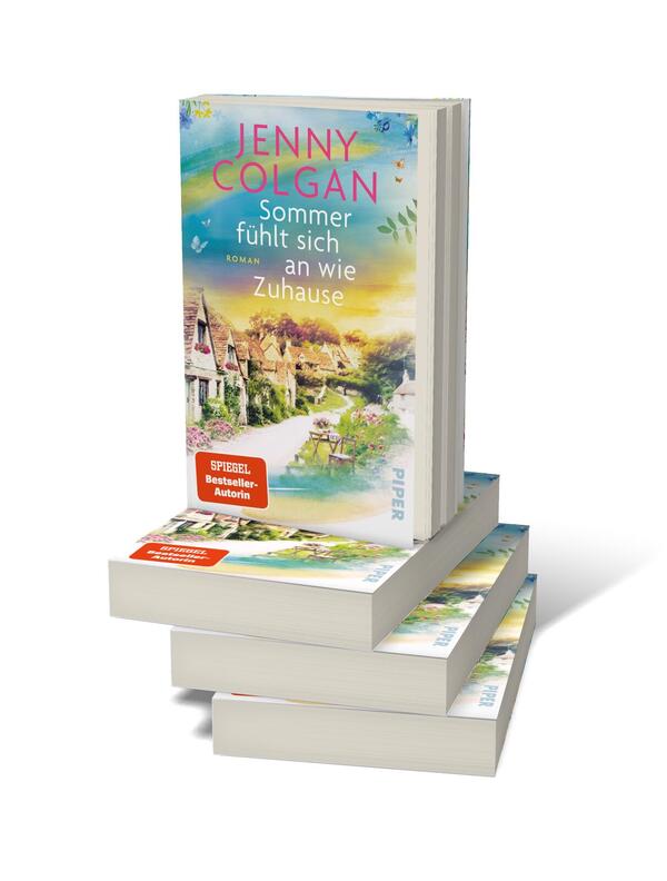 Bücherstapel des Buches „Sommer fühlt sich an wie Zuhause“