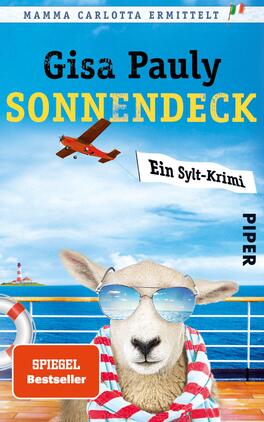 Das Buchcover zeigt einen blauen Himmel mit einem kleinen roten Flugzeug, das über einen Strandbereich fliegt. Im Vordergrund ist ein Schaf mit Sonnenbrille abgebildet. Die Haupttitelzeile „SONNENDECK“ ist in großen, gelben Buchstaben gehalten, während der Autorenname „Gisa Pauly“ in einem kräftigen, schwarzen Schriftzug darüber steht. Unter dem Titel befindet sich der Hinweis „Ein Sylt-Krimi“ in einem weißen Banner. Eine Rettungsring-Illustration und der Vermerk „SPIEGEL Bestseller“ sind ebenfalls zu sehen, was eine maritime Atmosphäre vermittelt.