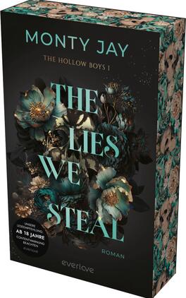 Das Buchcover zeigt einen dunklen Hintergrund, der mit floralen Elementen in sanften Farbtönen, hauptsächlich Blau und Gold, kombiniert ist. In der Mitte steht der Titel „THE LIES WE STEAL“ in einer eleganten, hellblauen Schrift, darunter der Zusatz „Roman“. Oben auf dem Cover sind der Name des Autors Monty Jay und der Untertitel „THE HOLLOW BOYS I“ in kleinerer Schrift platziert. Unten befindet sich der Hinweis „UNSERE LESENEMPFEHLUNG AB 18 JAHRE“.
