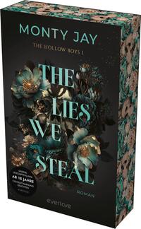 Das Buchcover zeigt einen dunklen Hintergrund, der mit floralen Elementen in sanften Farbtönen, hauptsächlich Blau und Gold, kombiniert ist. In der Mitte steht der Titel „THE LIES WE STEAL“ in einer eleganten, hellblauen Schrift, darunter der Zusatz „Roman“. Oben auf dem Cover sind der Name des Autors Monty Jay und der Untertitel „THE HOLLOW BOYS I“ in kleinerer Schrift platziert. Unten befindet sich der Hinweis „UNSERE LESENEMPFEHLUNG AB 18 JAHRE“.