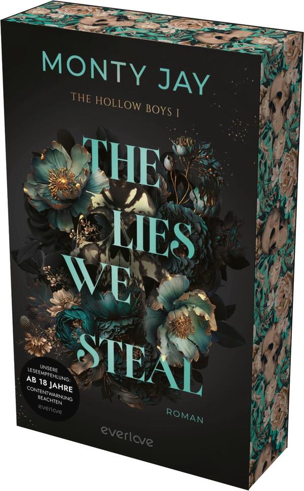 Das Buchcover zeigt einen dunklen Hintergrund, der mit floralen Elementen in sanften Farbtönen, hauptsächlich Blau und Gold, kombiniert ist. In der Mitte steht der Titel „THE LIES WE STEAL“ in einer eleganten, hellblauen Schrift, darunter der Zusatz „Roman“. Oben auf dem Cover sind der Name des Autors Monty Jay und der Untertitel „THE HOLLOW BOYS I“ in kleinerer Schrift platziert. Unten befindet sich der Hinweis „UNSERE LESENEMPFEHLUNG AB 18 JAHRE“.