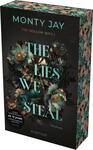 Das Buchcover zeigt einen dunklen Hintergrund, der mit floralen Elementen in sanften Farbtönen, hauptsächlich Blau und Gold, kombiniert ist. In der Mitte steht der Titel „THE LIES WE STEAL“ in einer eleganten, hellblauen Schrift, darunter der Zusatz „Roman“. Oben auf dem Cover sind der Name des Autors Monty Jay und der Untertitel „THE HOLLOW BOYS I“ in kleinerer Schrift platziert. Unten befindet sich der Hinweis „UNSERE LESENEMPFEHLUNG AB 18 JAHRE“.