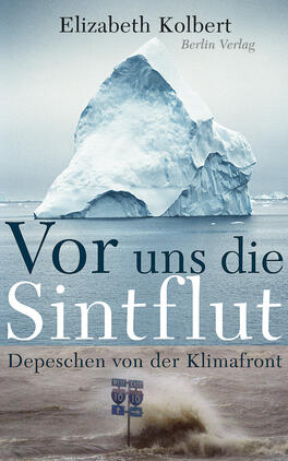 Das Buchcover zeigt einen großen Eisberg, der über das Wasser ragt, während Wellen gegen die Küste schlagen. Im Hintergrund ist ein bewölkter Himmel zu sehen, der eine kühle, bedrohliche Atmosphäre vermittelt. Oben links steht der Name der Autorin „Elizabeth Kolbert“ in einem schlichten Schriftstil. Der Titel „Vor uns die Sintflut“ ist in großen, markanten Buchstaben dargestellt, wobei der Teil „Sintflut“ farblich hervorgehoben ist. Darunter befindet sich der Untertitel „Depeschen von der Klimafront“ in kleinerer Schrift.