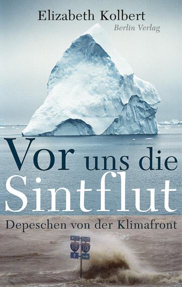 Das Buchcover zeigt einen großen Eisberg, der über das Wasser ragt, während Wellen gegen die Küste schlagen. Im Hintergrund ist ein bewölkter Himmel zu sehen, der eine kühle, bedrohliche Atmosphäre vermittelt. Oben links steht der Name der Autorin „Elizabeth Kolbert“ in einem schlichten Schriftstil. Der Titel „Vor uns die Sintflut“ ist in großen, markanten Buchstaben dargestellt, wobei der Teil „Sintflut“ farblich hervorgehoben ist. Darunter befindet sich der Untertitel „Depeschen von der Klimafront“ in kleinerer Schrift.
