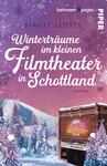 Das Buchcover zeigt eine verschneite Landschaft in Schottland mit hohen Bergen und Nadelbäumen, die in sanften Blautönen dargestellt sind. Im Vordergrund steht ein gemütliches Filmtheater mit einem leuchtenden „MOVIE Time“-Schild. Der Himmel ist in zarten Rosa- und Lilatönen gehalten, überzogen mit weißen Schneeflocken. Der Titel „Winterträume im kleinen Filmtheater in Schottland“ ist in verspielter Schriftart prominent platziert, zusammen mit dem Namen der Autorin Birgit Loistl.