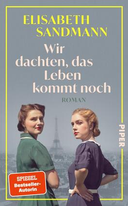 Das Buchcover zeigt zwei Frauen, die in einem nostalgischen Stil gekleidet sind, vor einer verschwommenen urbanen Kulisse. Die Farben sind sanft und nostalgisch, mit einem dominierenden Hellblau und Akzenten in Gelb. Der Titel „Wir dachten, das Leben kommt noch“ steht zentral in einer eleganten, modernen Schrift. Der Autor:innenname „Elisabeth Sandmann“ ist in einer auffälligen gelben Schrift oben platziert. Am unteren Rand ist das Verlagslogo „PIPER“ zu sehen.