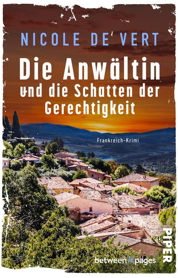 Das Buchcover zeigt eine malerische, frühlingshafte Landschaft mit mediterranen Gebäuden, die sanft in eine Hügellandschaft eingebettet sind. Im Hintergrund erstrahlt ein sonniger, oranger Himmel, während die untergehende Sonne den Horizont beleuchtet. Der Titel „Die Anwältin und die Schatten der Gerechtigkeit“ ist in großen, weißen Buchstaben mittig platziert, darüber steht der Name der Autorin, „Nicole de Vert“, in blauen Lettern. Am unteren Rand befindet sich der Hinweis „Frankreich-Krimi“.