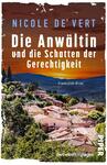 Das Buchcover zeigt eine malerische, frühlingshafte Landschaft mit mediterranen Gebäuden, die sanft in eine Hügellandschaft eingebettet sind. Im Hintergrund erstrahlt ein sonniger, oranger Himmel, während die untergehende Sonne den Horizont beleuchtet. Der Titel „Die Anwältin und die Schatten der Gerechtigkeit“ ist in großen, weißen Buchstaben mittig platziert, darüber steht der Name der Autorin, „Nicole de Vert“, in blauen Lettern. Am unteren Rand befindet sich der Hinweis „Frankreich-Krimi“.