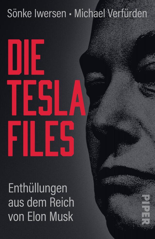 Das Buchcover zeigt ein dunkles, kontrastreiches Design mit einem großformatigen graustufigen Halbton-Porträt eines männlichen Gesichts rechts. Links sitzt der Titel in großen roten Versalien: „DIE TESLA FILES“. Darüber die Autorennamen Sönke Iwersen · Michael Verfürden in Weiß, unten die weiße Unterzeile „Enthüllungen aus dem Reich von Elon Musk“. Stimmung nüchtern, dramatisch, investigativ.