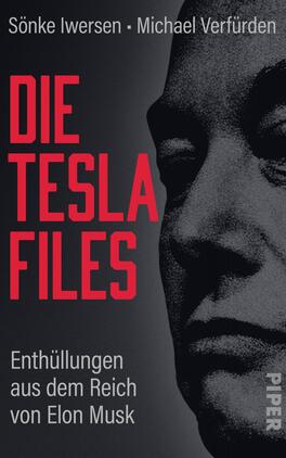 Das Buchcover zeigt ein dunkles, kontrastreiches Design mit einem großformatigen graustufigen Halbton-Porträt eines männlichen Gesichts rechts. Links sitzt der Titel in großen roten Versalien: „DIE TESLA FILES“. Darüber die Autorennamen Sönke Iwersen · Michael Verfürden in Weiß, unten die weiße Unterzeile „Enthüllungen aus dem Reich von Elon Musk“. Stimmung nüchtern, dramatisch, investigativ.