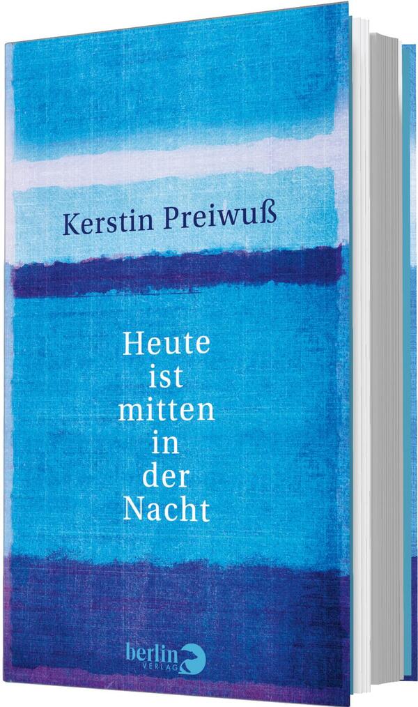 Das Buchcover zeigt eine abstrakte Farbgestaltung in verschiedenen Blautönen, die eine ruhige und nächtliche Atmosphäre vermittelt. Oben befindet sich der Name der Autorin „Kerstin Preiwuß“ in kleiner, eleganter Schrift. Darunter steht der Titel „Heute ist mitten in der Nacht“ in einer großen, auffälligen weißen Typografie. Der Übergang zwischen den Farbtönen ist sanft und harmonisch, was das Gefühl von Tiefe und Weite verstärkt.