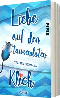 Das Buchcover zeigt einen hellblauen Hintergrund mit stilisierten, diagonalen Wellenmustern in verschiedenen Blautönen. Im Vordergrund befinden sich die Titelzeilen in verspielter Schrift: „Liebe auf den tausendsten Klick“ in blauer und roter Schriftfarbe. Unter dem Titel ist der Autorennamen „Yasemin Gribmann“ in einer schlichten Schriftart platziert. Am unteren Rand des Covers steht das Wort „Roman“ in kleinerer Schrift. Ein grafisches Element in Form einer Computermaus ergänzt das Design und verstärkt die thematische Verbindung zur digitalen Welt.