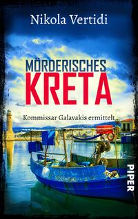 Das Buchcover zeigt eine malerische Küstenlandschaft mit einem tiefblauen Himmel und sanften Wolken. Im Vordergrund ist ein blaues Fischerboot abgebildet, das im ruhigen Wasser liegt. Die zentrale Schrift „MÖRDERISCHES KRETA“ erscheint in auffälligem Rot und ist prominent platziert. Darunter steht in kleinerer Schrift „Kommissar Galavakis ermittelt.“ Das Logo des Verlags „PIPER“ befindet sich in der unteren rechten Ecke. Die Gesamtatmosphäre vermittelt einen spannungsgeladenen Krimi-Flair.