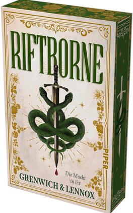 Riftborne Das Buchcover zeigt einen elfenbeinfarbenen, leicht gealterten Hintergrund mit goldverzierten Ecken und floralen Ornamenten. Dominant in großen grünen Versalbuchstaben der Titel „Riftborne“. Mittig ein aufrecht stehendes Schwert, um das sich eine dunkelgrüne Schlange windet; an der Schwertspitze hängt ein einzelner Bluttropfen. Untertitel „Die Macht in ihr“ und Autorenangabe „Grenwich & Lennox“ in kleinerer Serifentypografie. Die Gesamtwirkung ist düster und geheimnisvoll.