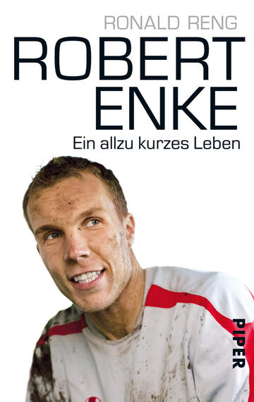 Das Buchcover zeigt ein Porträt von Robert Enke, einem Fußballspieler, mit einem freundlichen, aber nachdenklichen Ausdruck. Er trägt ein leicht verschmutztes Trikot, was auf den Sport hinweist. Der Hintergrund ist hell und unscharf, wodurch der Fokus auf Enke liegt. Der Titel „ROBERT ENKE“ ist in großen, dunkelblauen Buchstaben am oberen Rand angeordnet, gefolgt von „Ein allzu kurzes Leben“ in kleinerer Schrift darunter. Der Name des Autors „RONALD RENG“ steht in ähnlichem Stil oben.