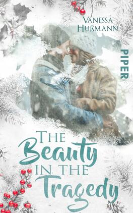 Das Buchcover zeigt ein winterliches Szenario mit einem Pärchen, das sich innig umarmt und küsst. Der Hintergrund ist von zarten Schneeflocken und einem Hauch von frostiger Kälte geprägt, während weiße und graue Töne dominieren. Am unteren Teil des Covers steht der Titel „The Beauty in the Tragedy“ in geschwungener, türkisfarbener Schrift, die sanfte Eleganz ausstrahlt. Der Autorname, Vanessa Hüsmann, ist in feiner Schrift oben links platziert. Eine dezente, festliche Atmosphäre wird durch rote Beeren und winterliche Vegetation erzeugt.