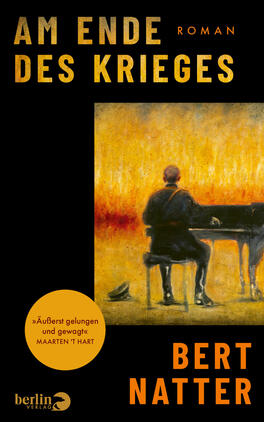 Das Buchcover zeigt einen schwarzen Hintergrund mit oben großflächig gesetztem Titel in leuchtenden, blockigen Großbuchstaben „AM ENDE DES KRIEGES“; daneben klein das Wort „ROMAN“. Zentral ein rechteckiges, impressionistisches Gemälde in orange‑gelben Tönen: eine rückwärts gekehrte Figur in dunkler Uniform sitzt am Flügel, eine Mütze liegt am Boden. Unten steht der Autorenname BERT NATTER in kräftigem Orange, reduzierte, ernste, melancholische Stimmung.