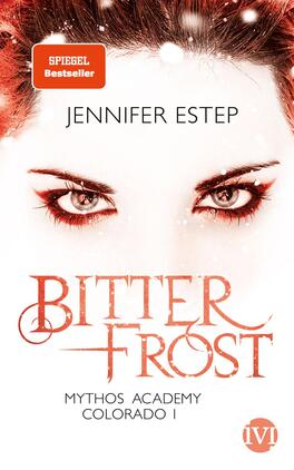 Bitterfrost Das Buchcover zeigt ein dramatisches, nahes Porträt einer Frau mit intensiven, ausdrucksstarken Augen und rötlichem Haar, umgeben von einem frostigen, fast mystischen Hintergrund. Der Titel „Bitter Frost“ ist prominent in eleganter, geschwungener Typografie in roter Farbe am unteren Rand platziert, während der Name der Autorin, Jennifer Estep, in klarer Schrift darüber steht. Eine Auszeichnung „SPIEGEL Bestseller“ befindet sich oben links, wodurch die Popularität des Buches hervorgehoben wird.