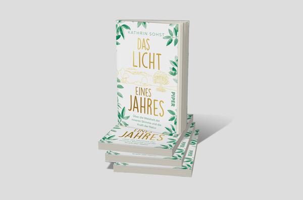 Bücherstapel des Buches „Das Licht eines Jahres“